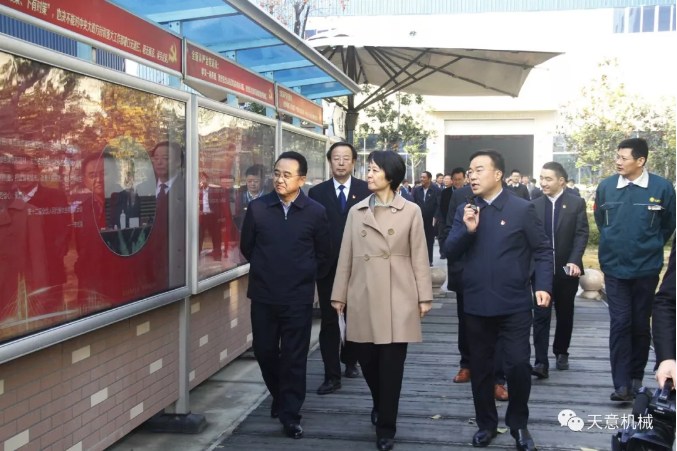 濟(jì)寧市委常委、組織部部長(zhǎng)孔凡萍帶領(lǐng)全市“兩新”組織黨建工作現(xiàn)場(chǎng)觀摩團(tuán)蒞臨天意機(jī)械調(diào)研指導(dǎo)